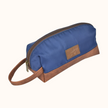Neceser FERCCINI Minori Navy, detalle de base en sintético camel y cremallera en latón envejecido